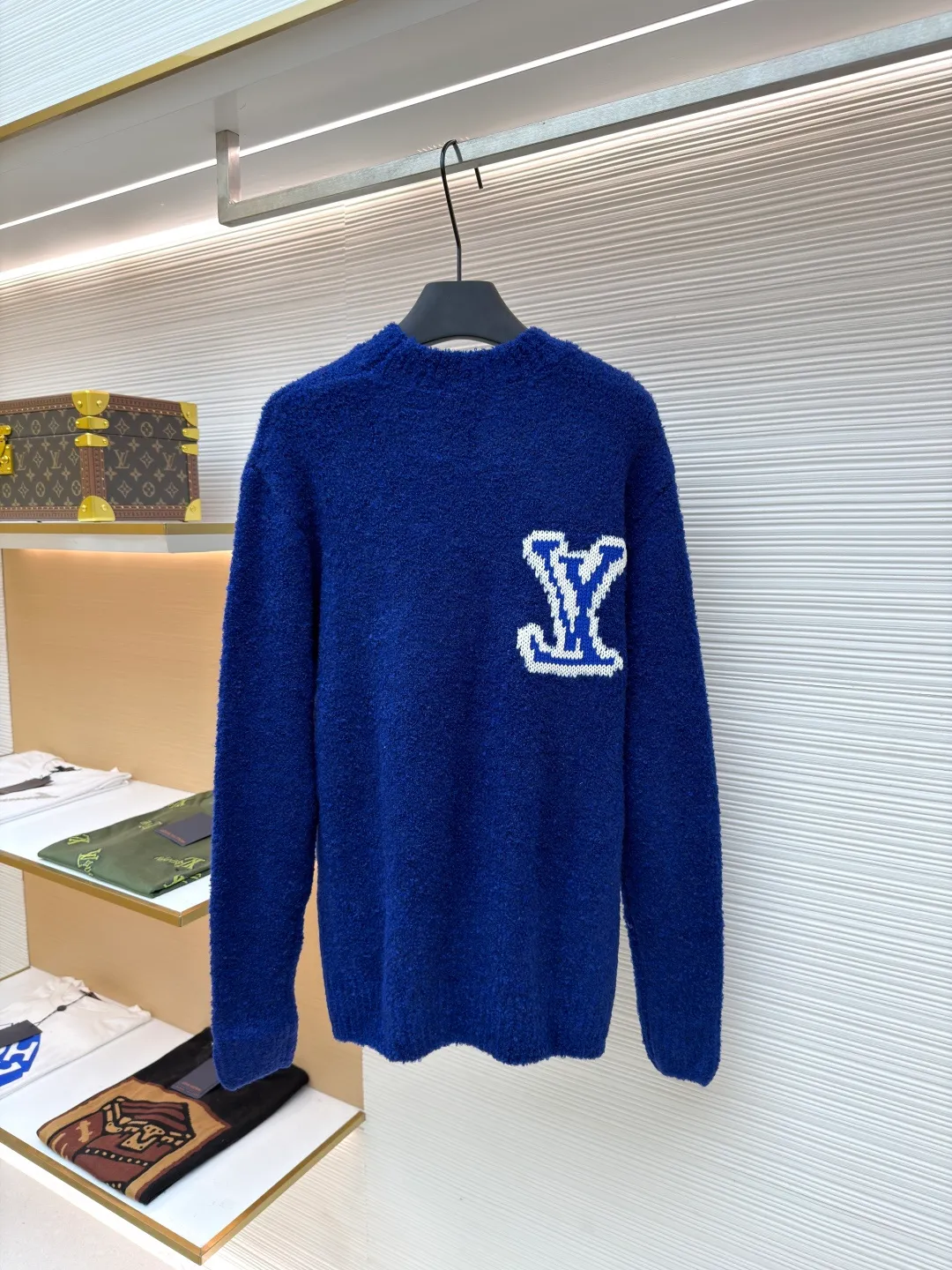 LOUIS VUITTON double-sided intarsia sweater ●Original version: purchased and developed for 9999 ●Item number: 1680924-A85 ●Fabric: wool blended fabric ●Technology: knitted intarsia production ●Version: fitted version ●Weight: about 620 grams ●Size: S-M-L-XL ●Description: Made of custom-woven and dyed sheep wool 65% cotton% 20 Spandex 15%. The special washing process is very soft and skin-friendly. It has 7 knitting workers. The thickness of each stitch of the inlay on the clothing logo is consistent with ZP. The back logo is mirror inlay. This crew-neck sweater is made of a blend of sheep wool and yak hair, and uses thick yarn to create a comfortable texture. The contrasting LV logo is integrated into the knitted fabric, and the mirror-effect logo is cleverly displayed on the rear. The casual and elegant design makes it easy to style your weekend look. The overall wiring is straight and delicate, the fabric is comfortable and soft, and the color is consistent without color difference. It can be matched with the same style to create a fashionable look and control various occasions. Customized accessories, complete with three standards, same style for men and women!